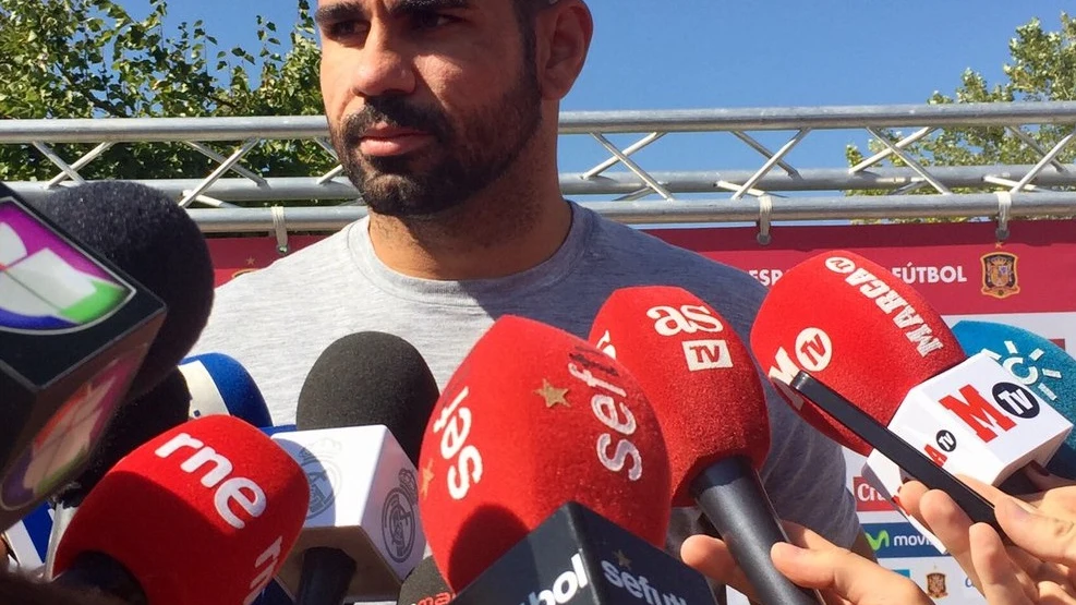 Diego Costa atiende a los medios