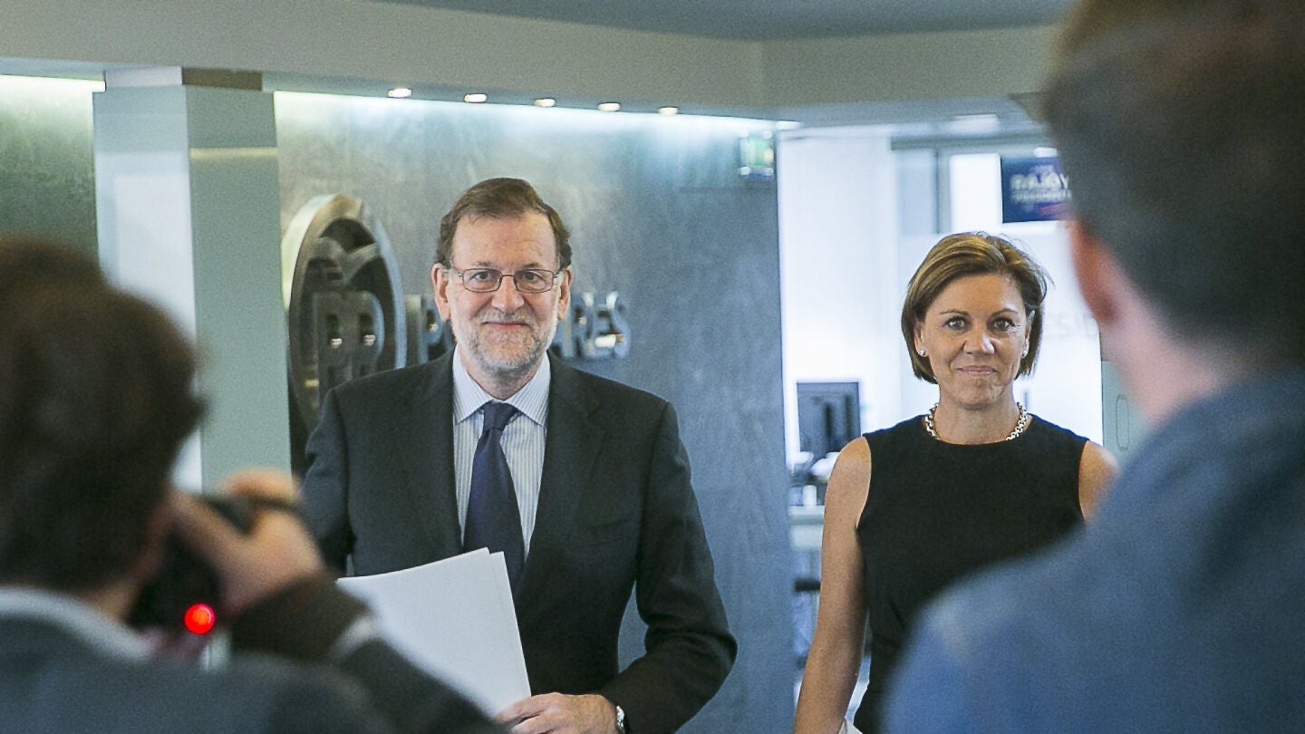 otograf&iacute;a facilitada por el PP del jefe del Ejecutivo en funciones y presidente del partido, Mariano Rajoy, y la secretaria general, Mar&iacute;a Dolores de Cospedal
