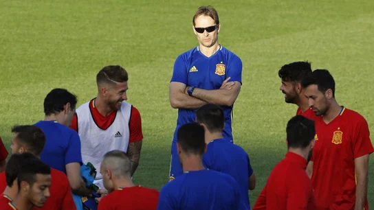 Lopetegui observa a sus jugadores en Las Rozas Lopetegui observa a sus jugadores en Las Rozas