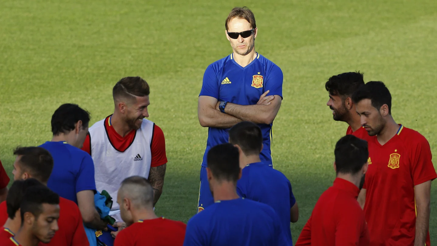 Lopetegui observa a sus jugadores en Las Rozas Lopetegui observa a sus jugadores en Las Rozas