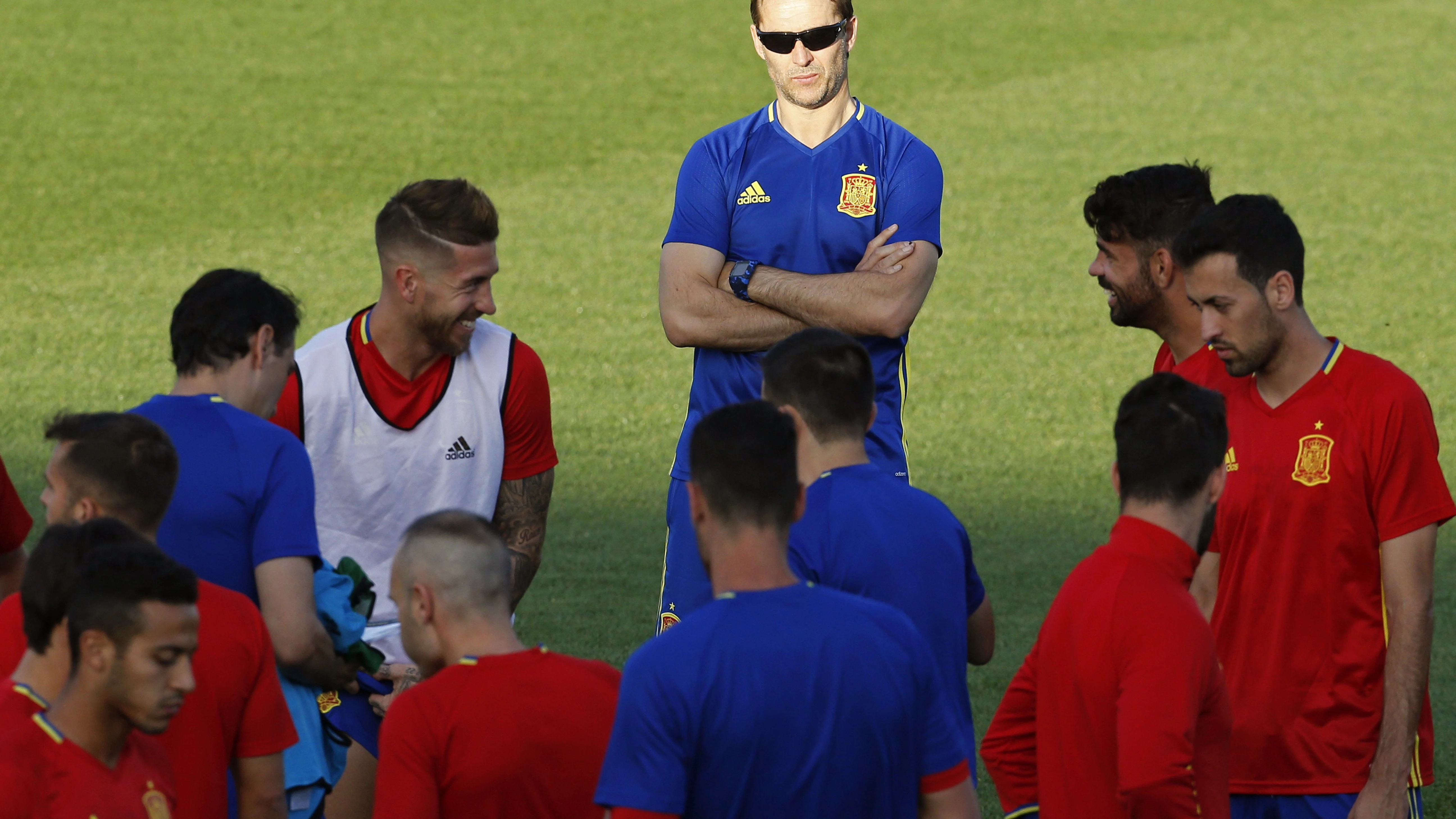 Lopetegui observa a sus jugadores en Las Rozas