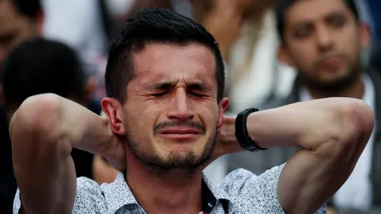 Un colombiano reacciona tras conocer el resultado del plebiscito Un colombiano reacciona tras conocer el resultado del plebiscito