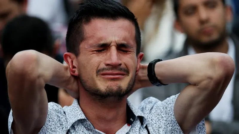 Un colombiano reacciona tras conocer el resultado del plebiscito