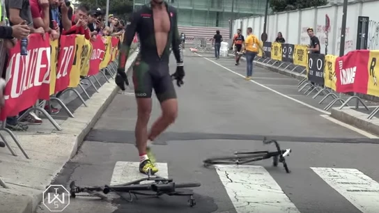 Sufre una avería con su bici y la parte en dos en plena carrera Sufre una avería con su bici y la parte en dos en plena carrera