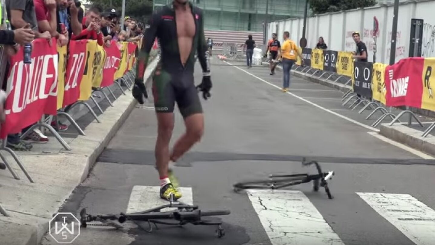 Sufre una aver&iacute;a con su bici y la parte en dos en plena carrera