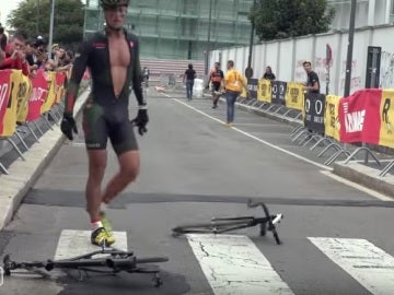 Sufre una avería con su bici y la parte en dos en plena carrera Sufre una avería con su bici y la parte en dos en plena carrera