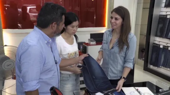 Jalis de la Serna, en una tienda de telas en China Jalis de la Serna, en una tienda de telas en China