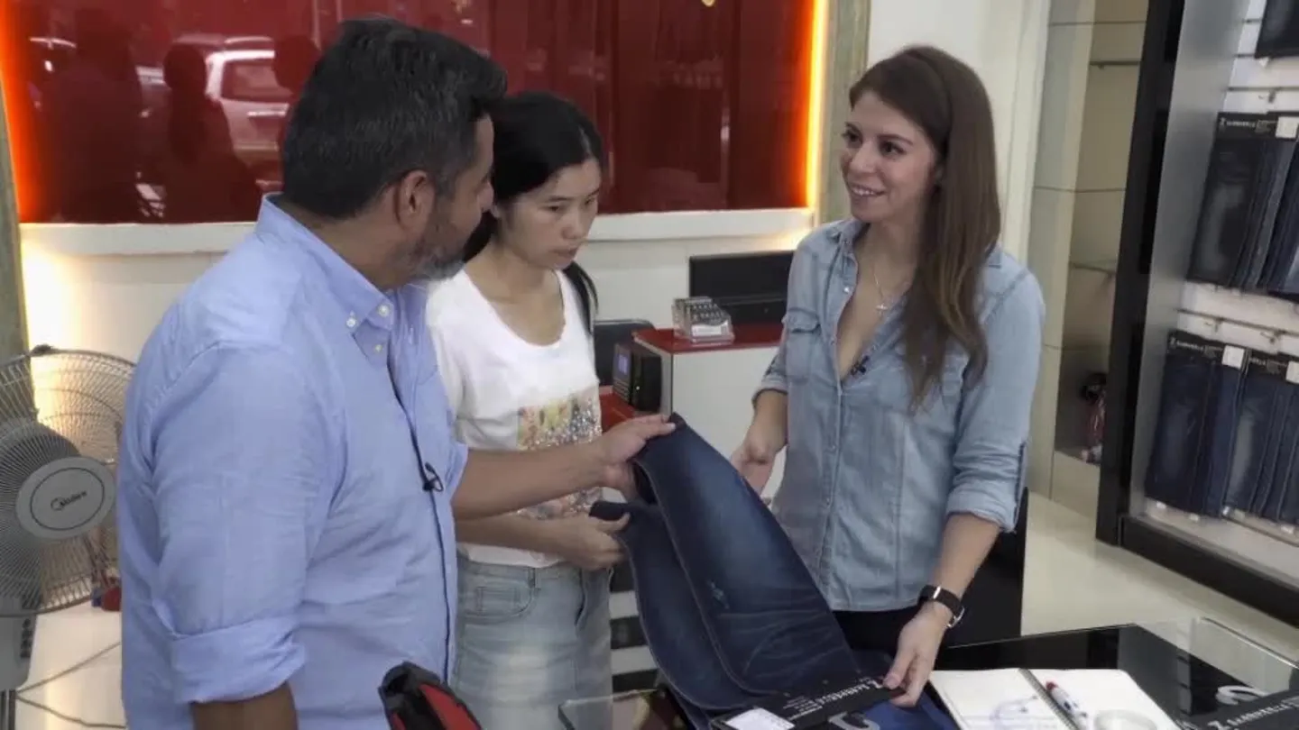 Jalis de la Serna, en una tienda de telas en China Jalis de la Serna, en una tienda de telas en China