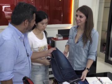 Jalis de la Serna, en una tienda de telas en China Jalis de la Serna, en una tienda de telas en China