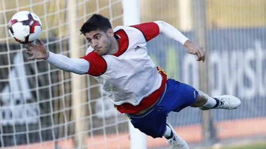 Morata para un balón en Las Rozas Morata para un balón en Las Rozas