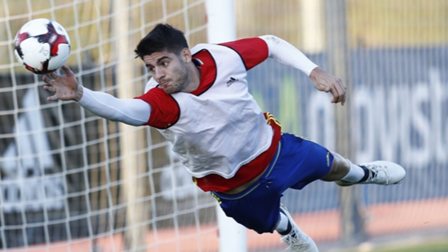 Morata para un bal&oacute;n en Las Rozas