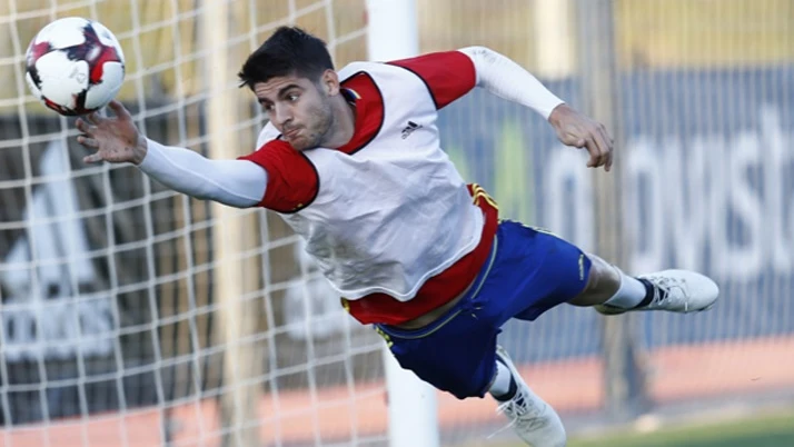Morata para un balón en Las Rozas Morata para un balón en Las Rozas