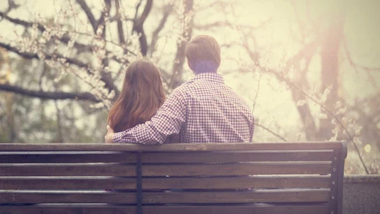 Una pareja sentada en un banco Una pareja sentada en un banco