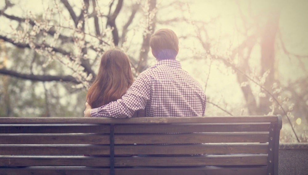 Una pareja sentada en un banco