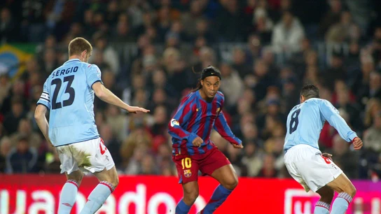 Ronaldinho, ante el Celta en 2005 Ronaldinho, ante el Celta en 2005