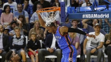 Westbrook realiza un mate ante el Real Madrid