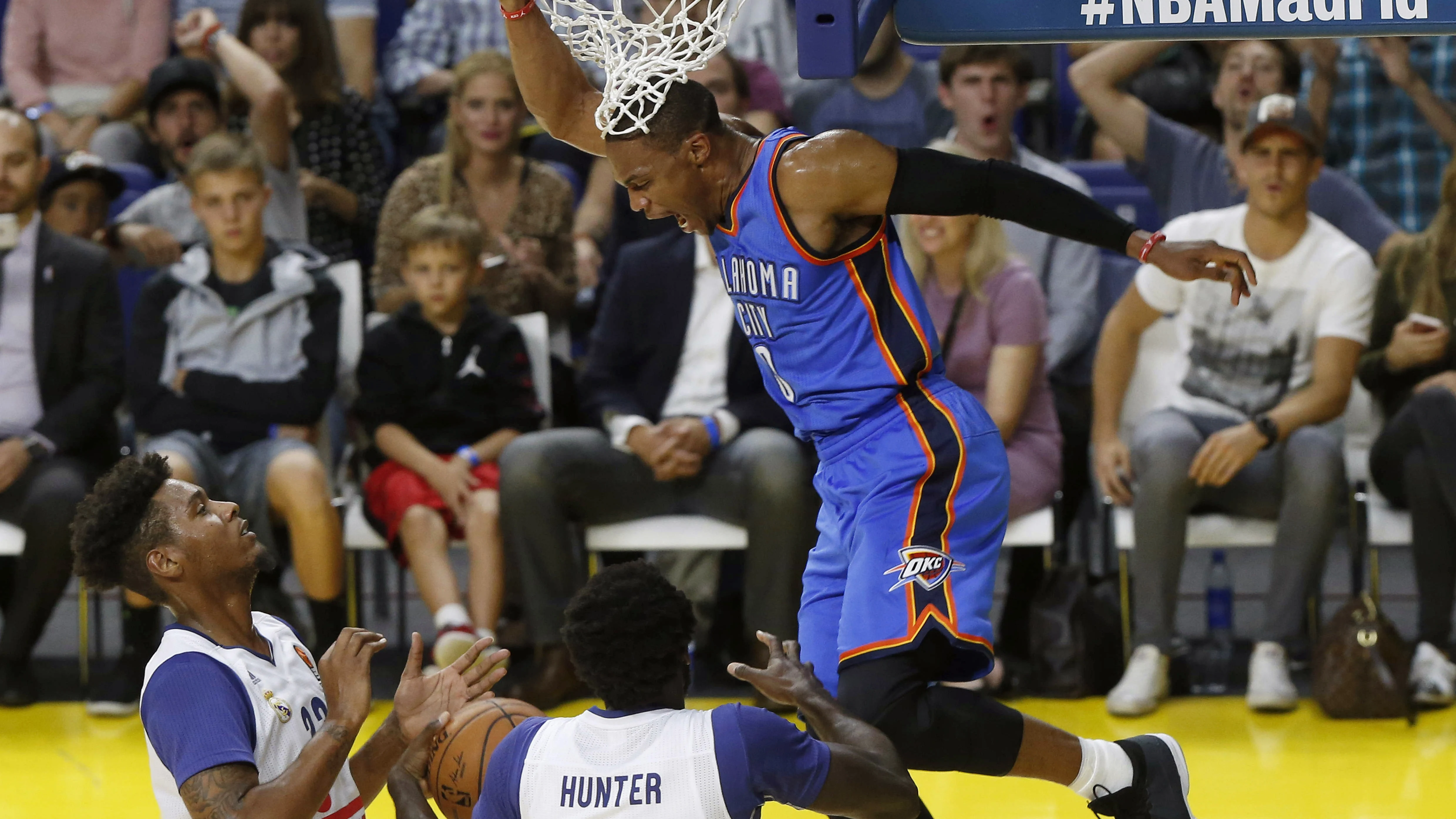 Westbrook realiza un mate ante el Real Madrid