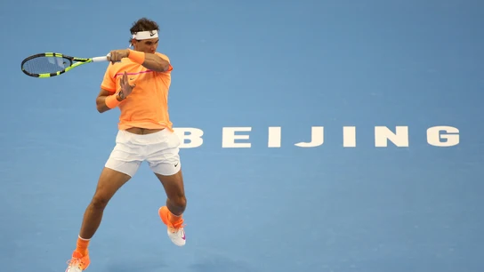 Rafa Nadal golpea la bola durante su partido Rafa Nadal golpea la bola durante su partido