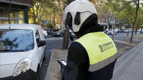 Un agente de movilidad poniendo una multa Un agente de movilidad poniendo una multa