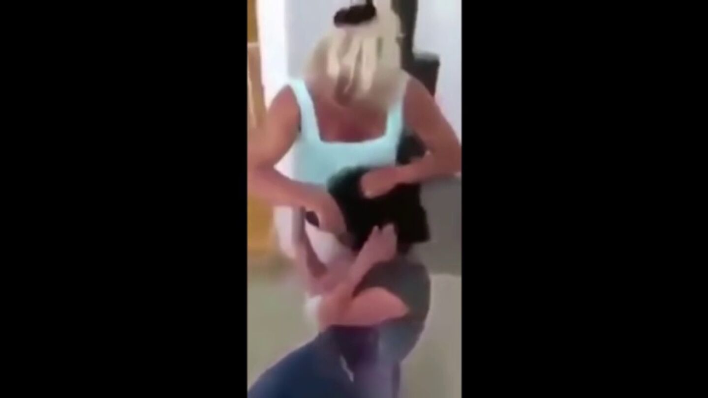 Frame 5.428217 de: Una madre rapa el pelo a su hija como castigo por reirse de una compa&ntilde;era calva por la quimioterapia