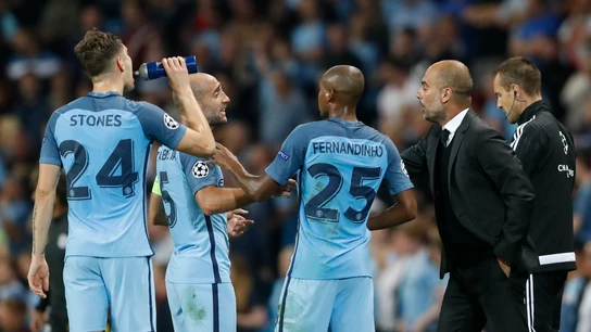 Zabaleta y Guardiola dialogan durante un encuentro del City Zabaleta y Guardiola dialogan durante un encuentro del City