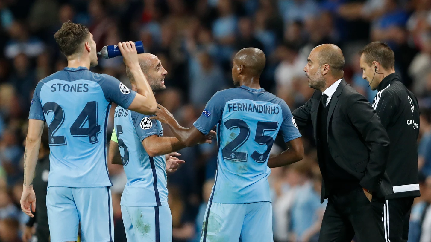 Zabaleta y Guardiola dialogan durante un encuentro del City Zabaleta y Guardiola dialogan durante un encuentro del City