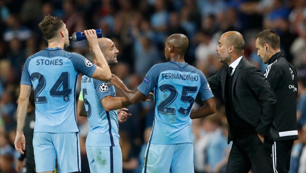 Zabaleta y Guardiola dialogan durante un encuentro del City