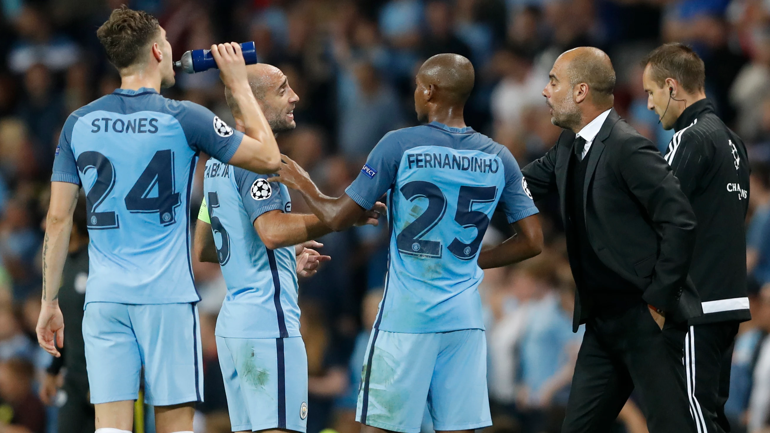 Zabaleta y Guardiola dialogan durante un encuentro del City