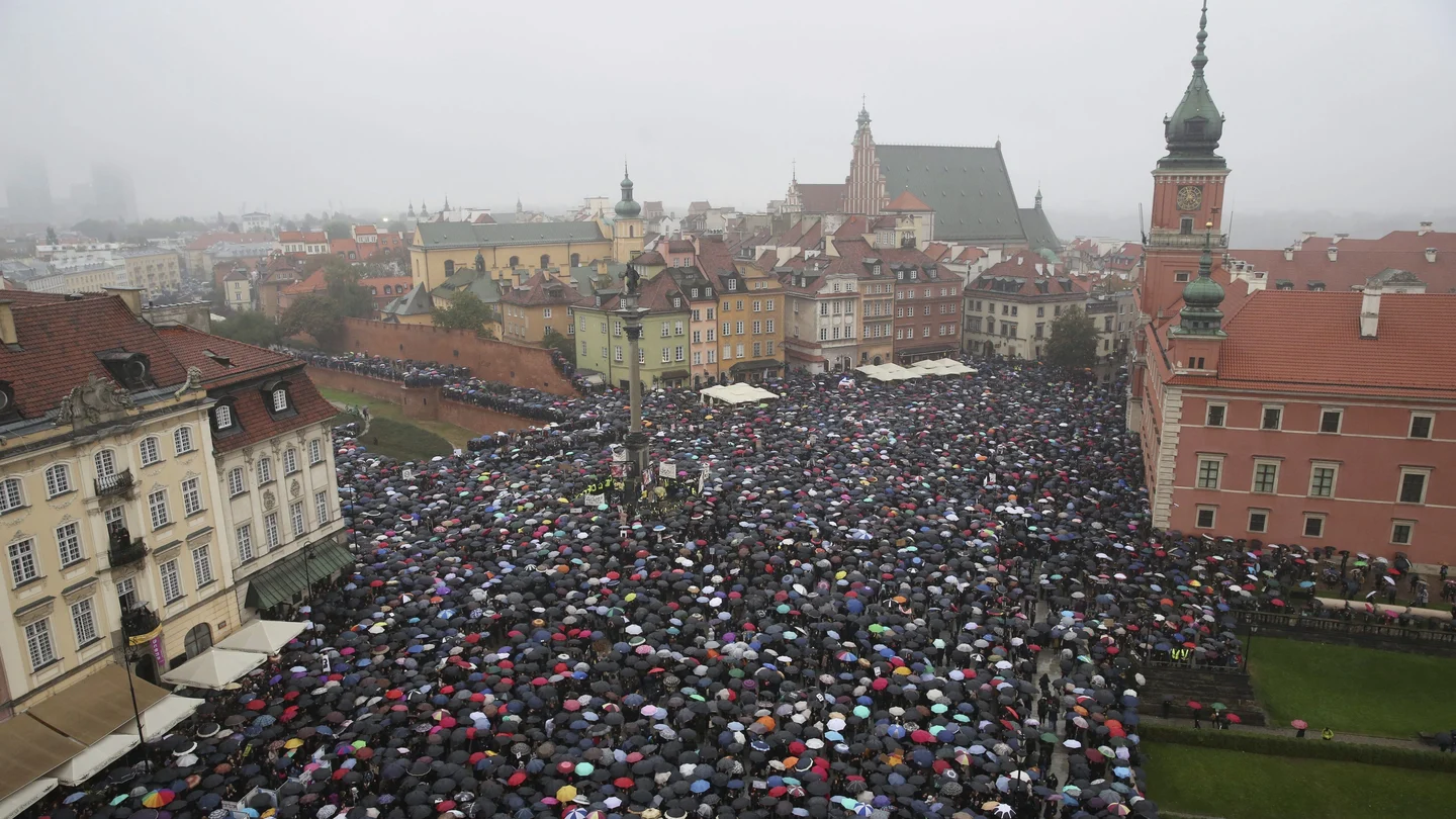 Miles de mujeres vestidas de negro se manifiestan en Polonia Miles de mujeres vestidas de negro se manifiestan en Polonia