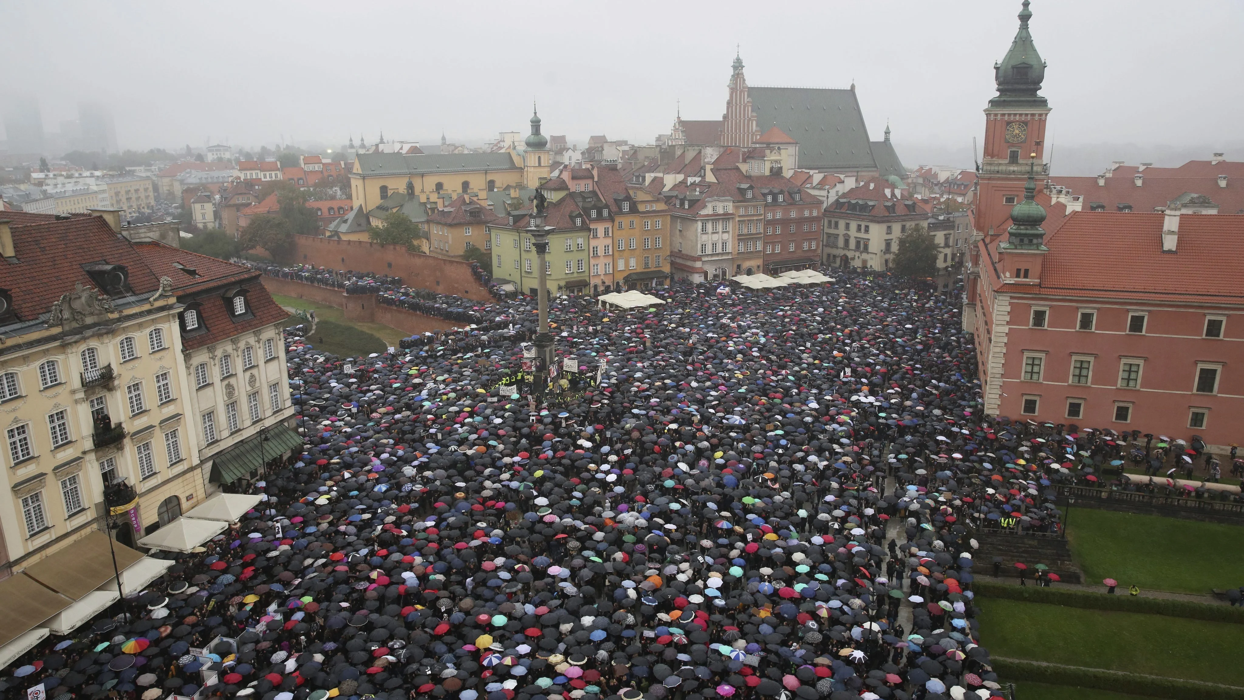 Miles de mujeres vestidas de negro se manifiestan en Polonia