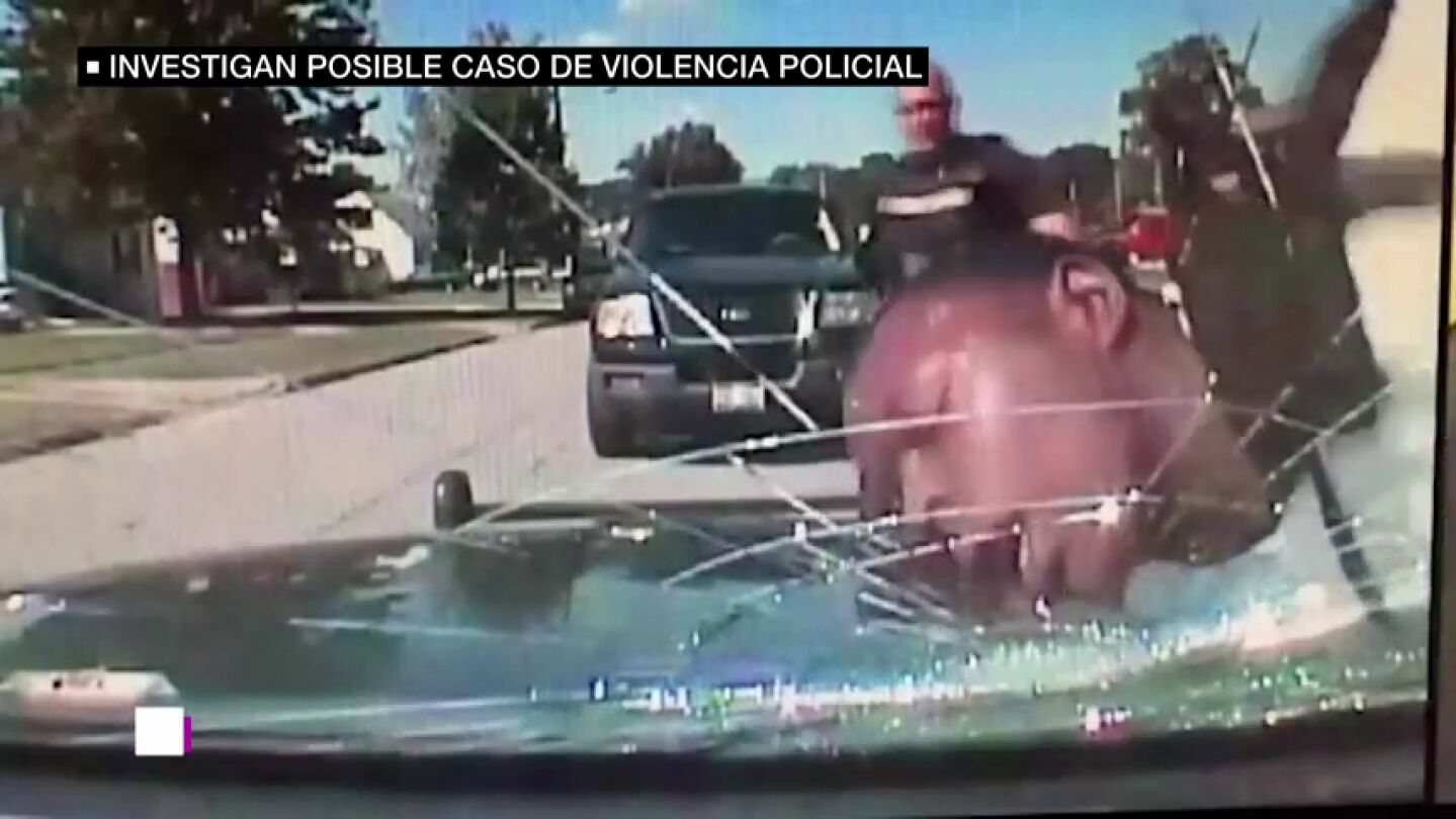 Frame 20.309114 de: Un polic&iacute;a de Estados Unidos rompe el parabrisas de un coche golpeando la cabeza de un joven negro