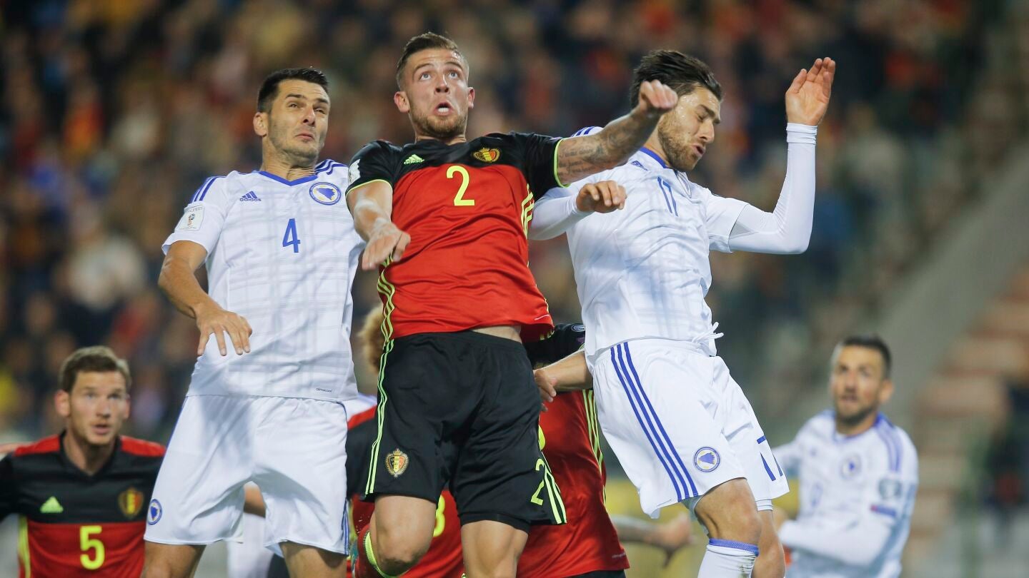 Jugadores de B&eacute;lgica y Bosnia durante el partido 