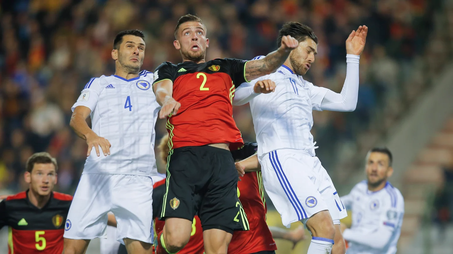 Jugadores de Bélgica y Bosnia durante el partido Jugadores de Bélgica y Bosnia durante el partido