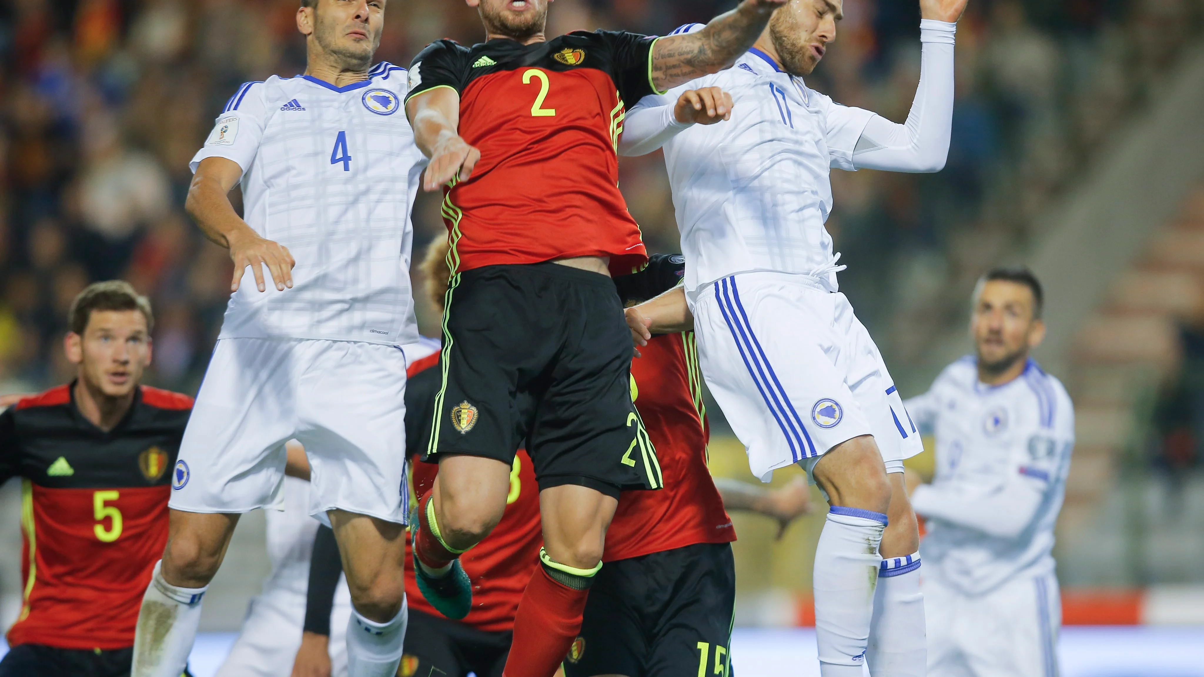 Jugadores de Bélgica y Bosnia durante el partido 