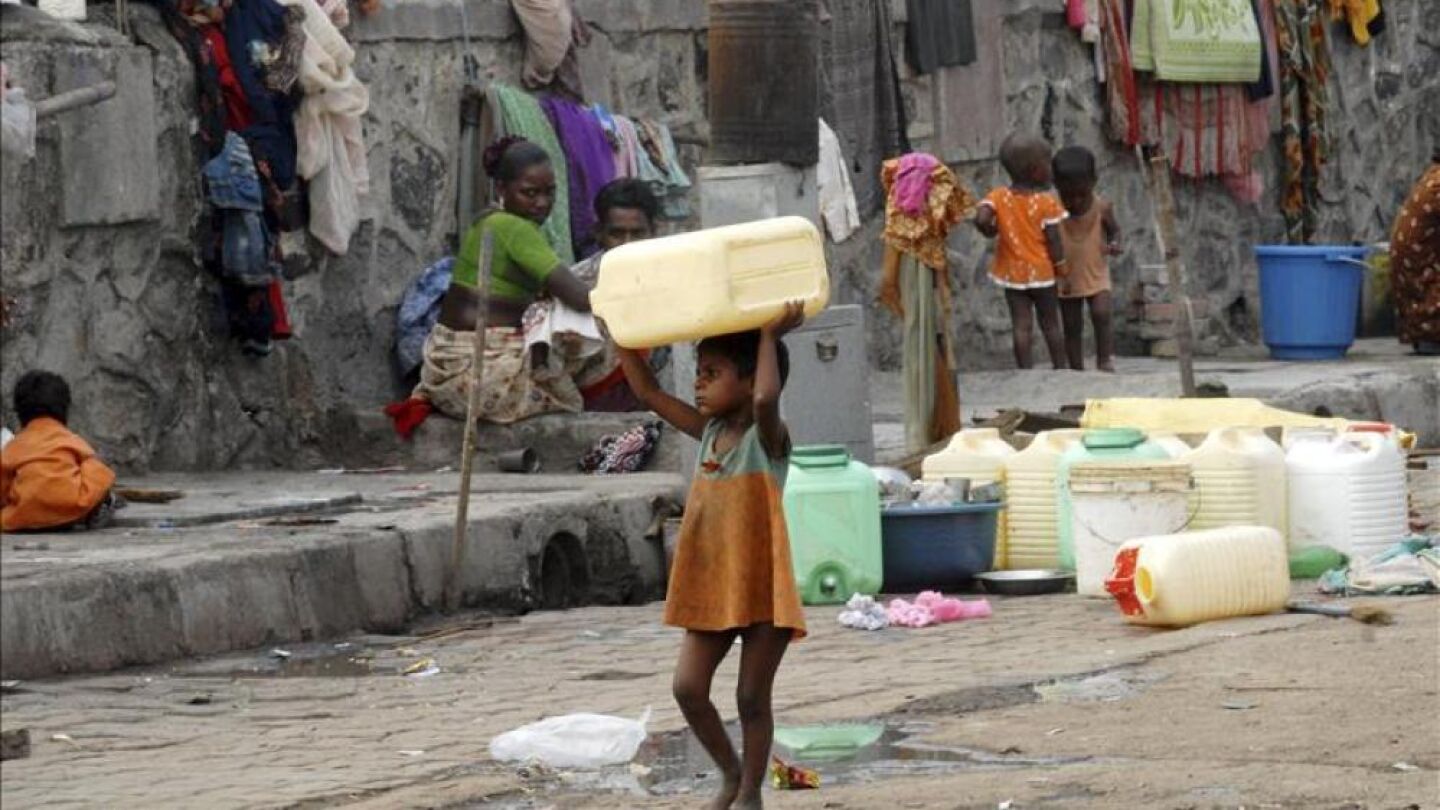 Ni&ntilde;as recogiendo agua