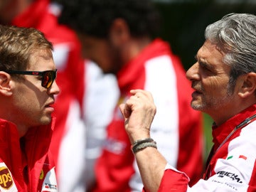 Sebastian Vettel y Maurizio Arrivabene dialogan antes de un Gran Premio Sebastian Vettel y Maurizio Arrivabene dialogan antes de un Gran Premio