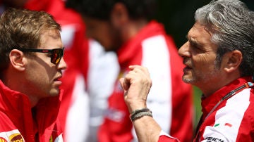 Sebastian Vettel y Maurizio Arrivabene dialogan antes de un Gran Premio