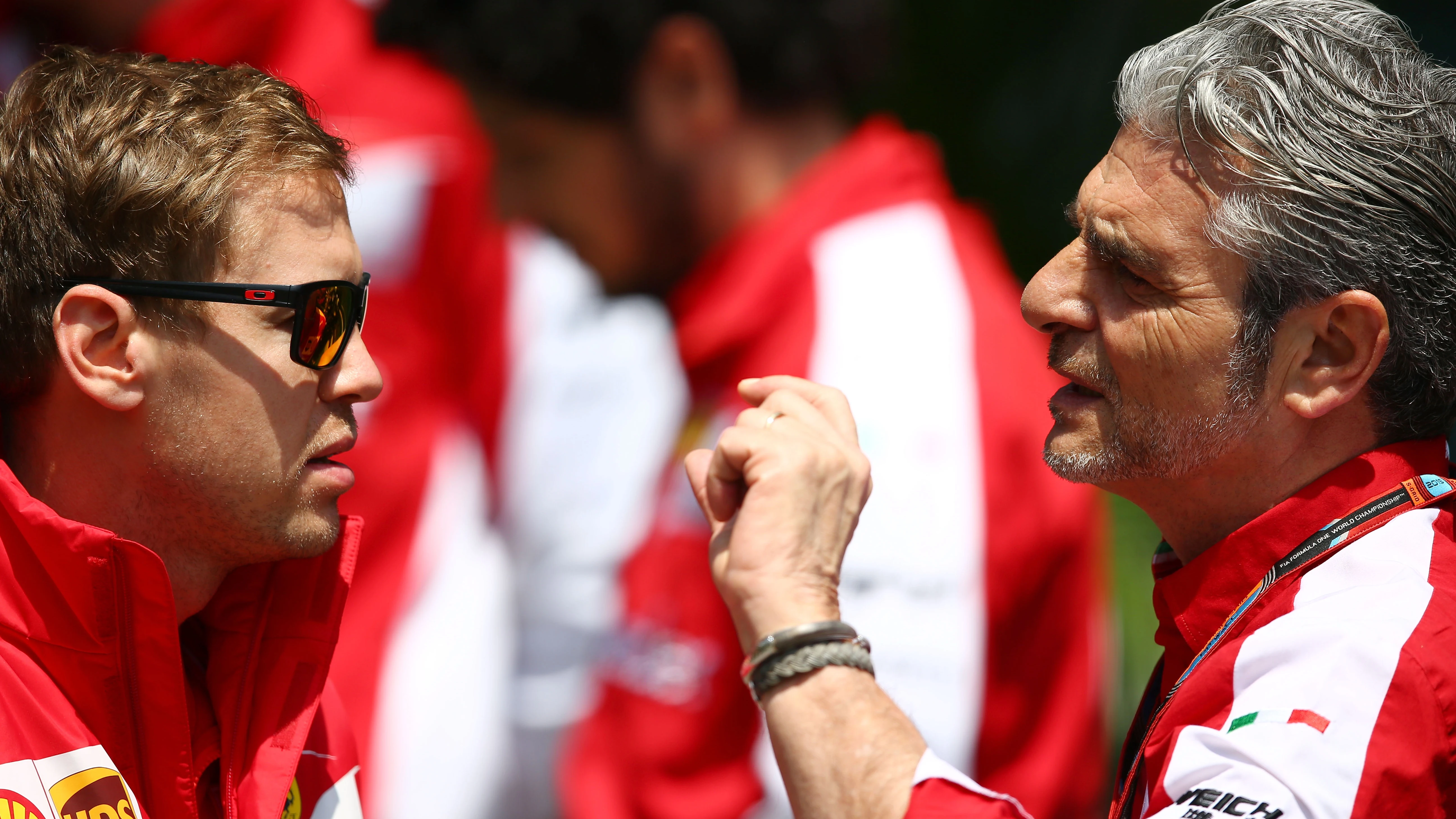 Sebastian Vettel y Maurizio Arrivabene dialogan antes de un Gran Premio