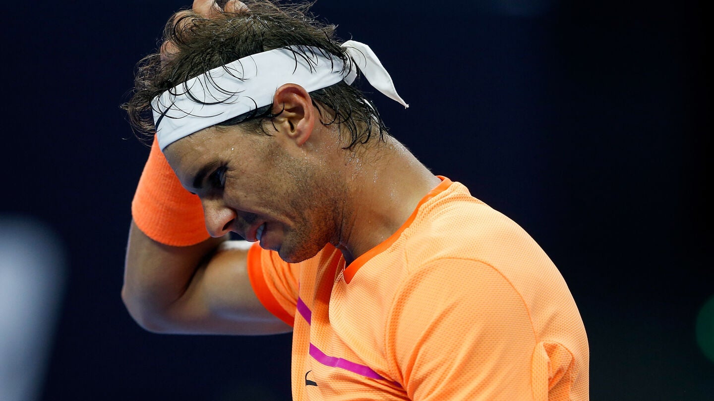 El tenista espa&ntilde;ol Rafa Nadal se lamenta tras perder un partido