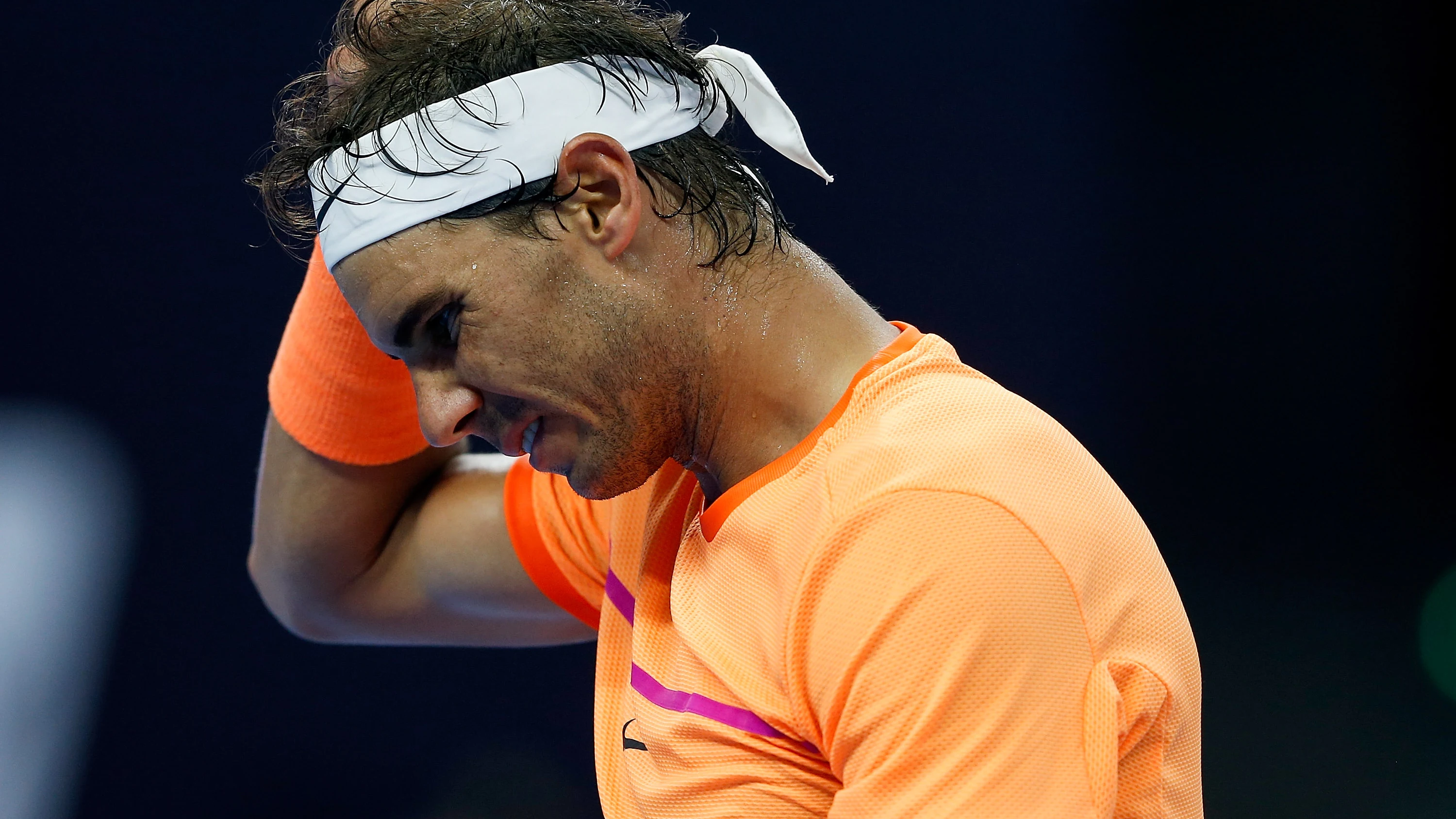 El tenista espa&ntilde;ol Rafa Nadal se lamenta tras perder un partido