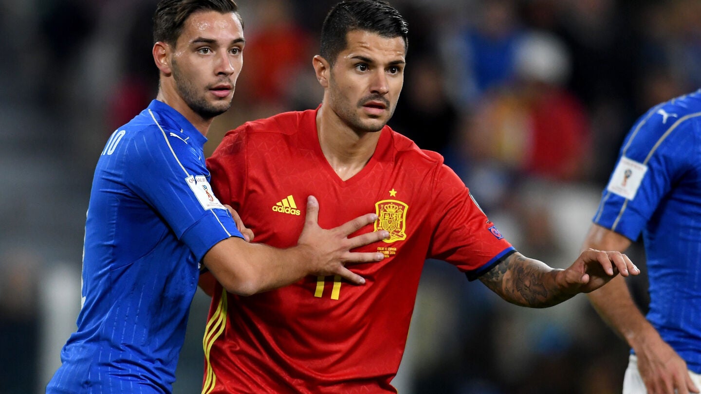 Vitolo pelea con la defensa durante el Italia - Espa&ntilde;a