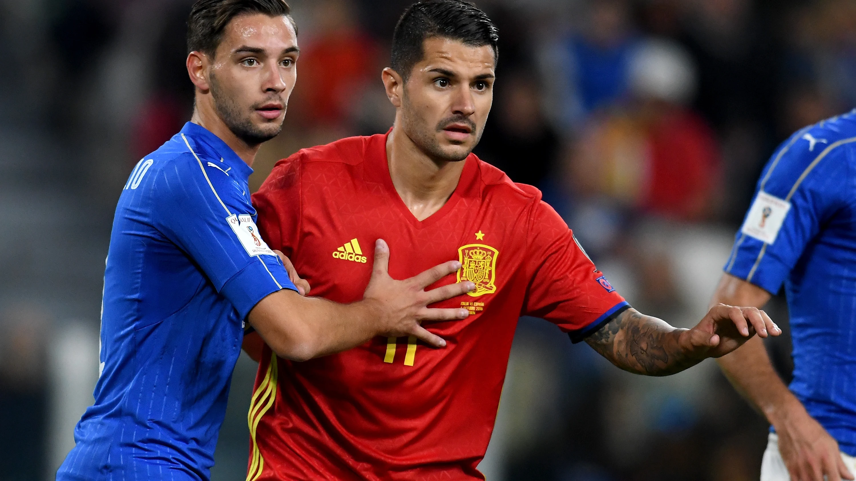 Vitolo pelea con la defensa durante el Italia - Espa&ntilde;a