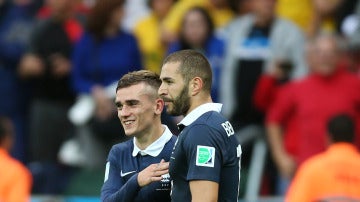 Benzema y Griezmann, en un partido de la Selección francesa