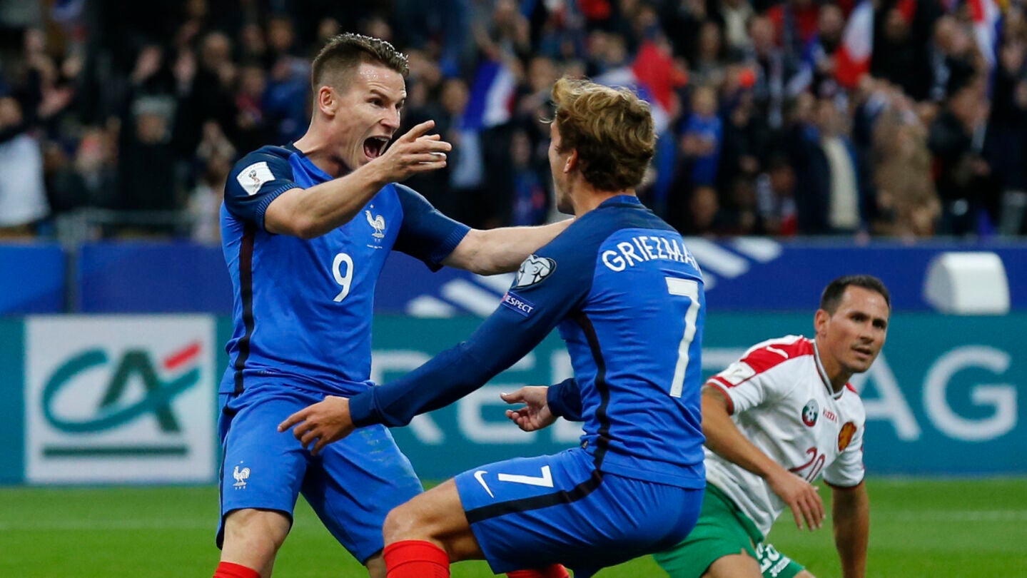 Gameiro y Griezmann celebran uno de los goles de la selecci&oacute;n francesa