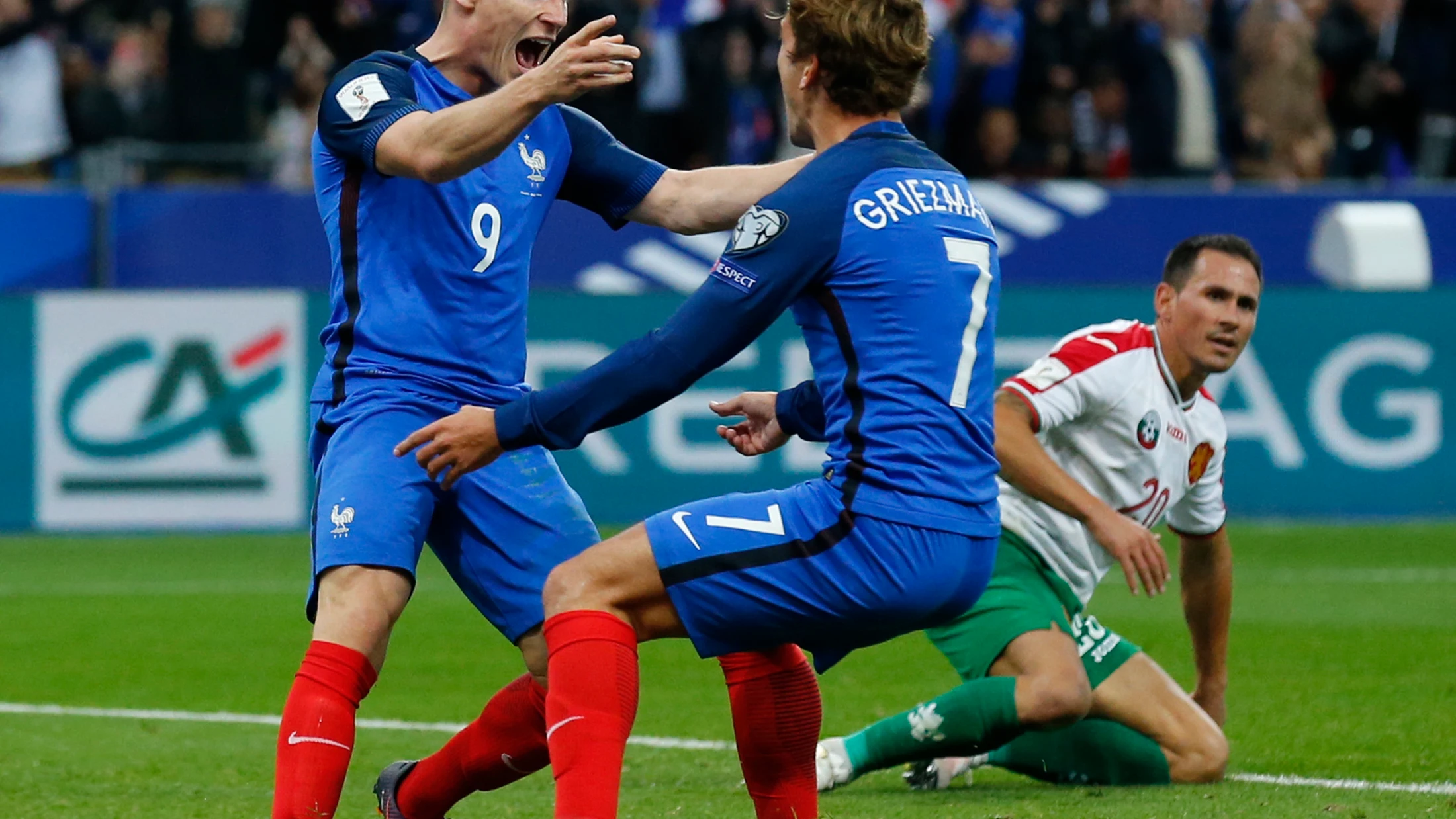 Gameiro y Griezmann celebran uno de los goles de la selección francesa