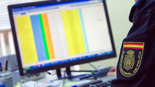 Un miembro del Grupo de Delitos Telemáticos de la Policía Nacional sigue el rastro de un ciberdelincuente Un miembro del Grupo de Delitos Telemáticos de la Policía Nacional sigue el rastro de un ciberdelincuente