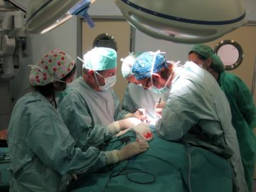 Un grupo de médicos realiza un trasplante de útero de un donante vivo Un grupo de médicos realiza un trasplante de útero de un donante vivo