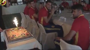 Diego Costa celebra su 28 cumpleaños con sus compañeros de Selección