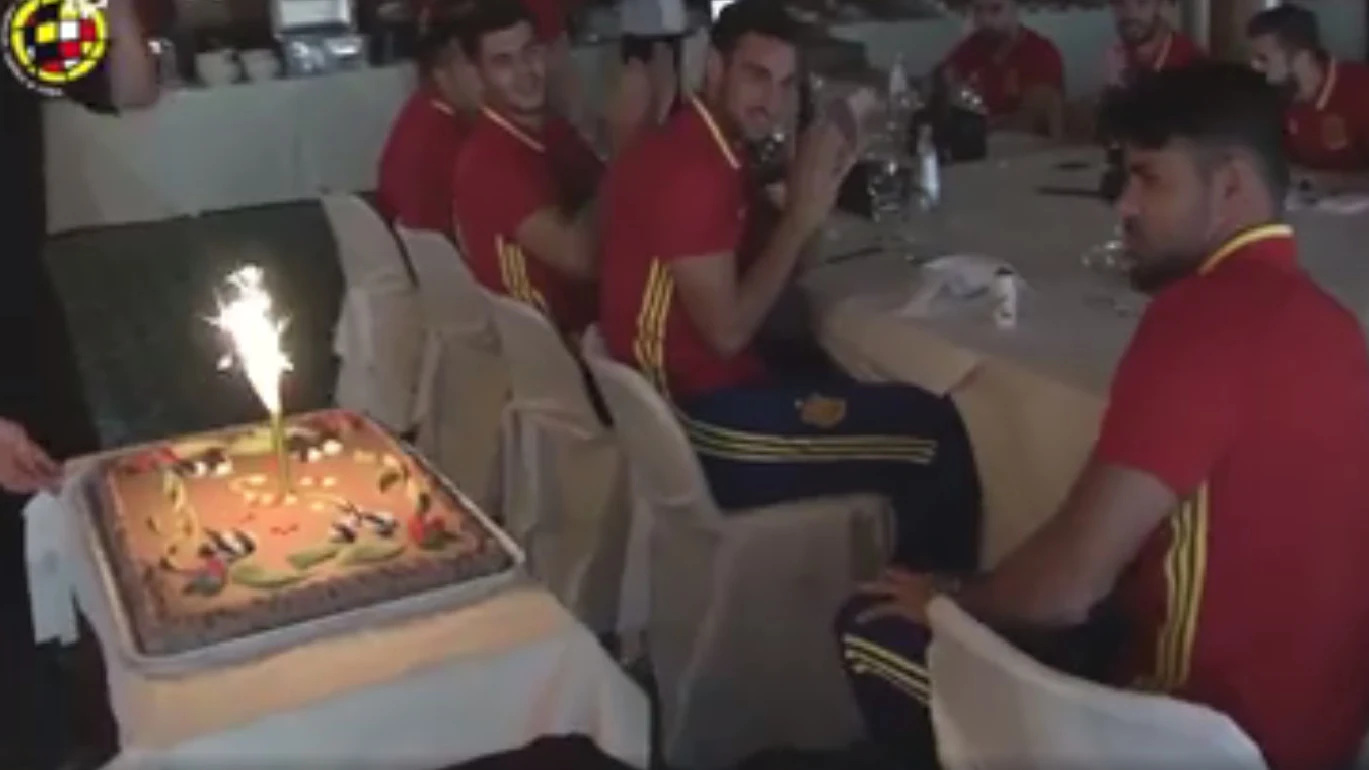 Diego Costa celebra su 28 cumpleaños con sus compañeros de Selección