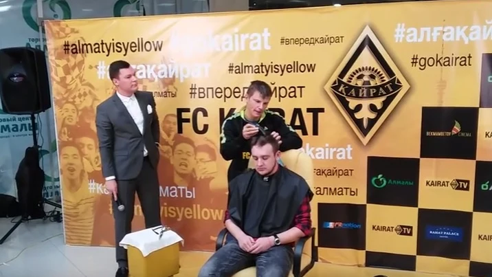 Andrei Arshavin rapa a un periodista tras ganarle una apuesta Andrei Arshavin rapa a un periodista tras ganarle una apuesta